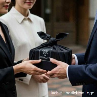 Geschenk in rosa Stoff eingewickelt.