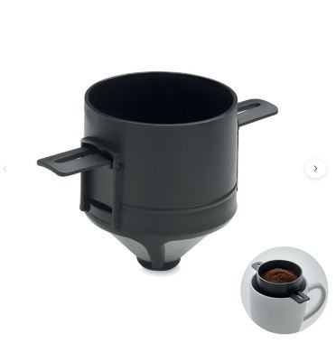 Schwarzer Kaffeefilterhalter mit Tasse.